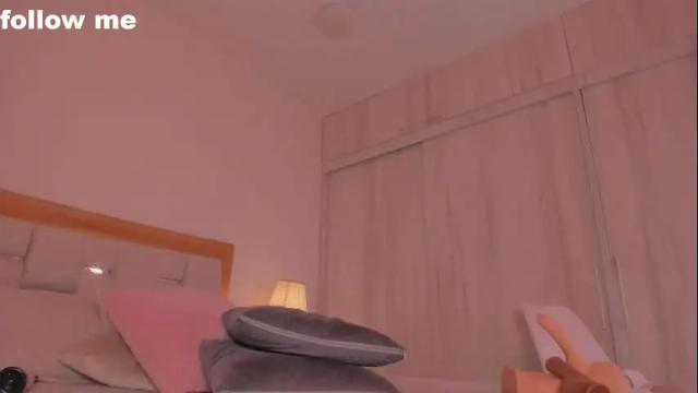 Image 4 of missjuliaa_ Stream on Chaturbate on 1 month ago