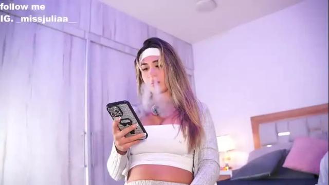 Image 2 of missjuliaa_ Stream on Chaturbate on 1 month ago