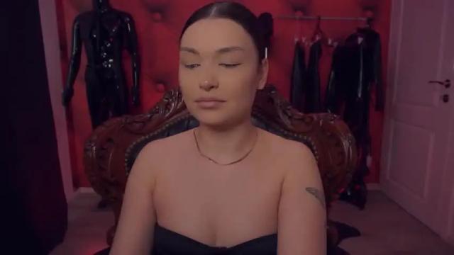 Image 7 of missluxxandra Stream on Chaturbate on 16 months ago