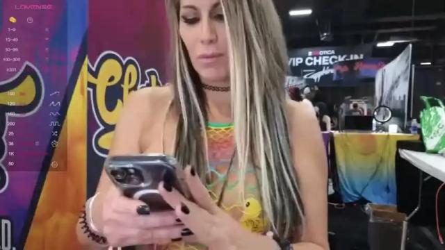 Image 4 of missmakaylacox Stream on Chaturbate on 19 months ago