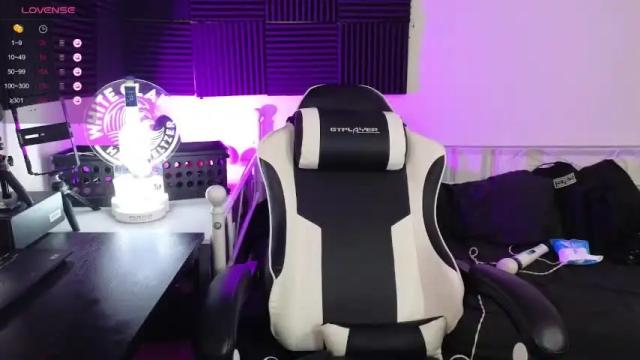 Image 12 of missmakaylacox Stream on Chaturbate on 18 months ago