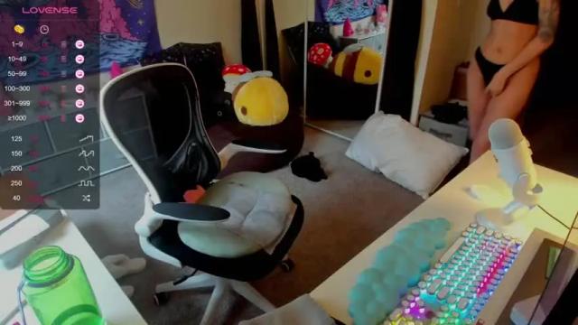 Image 7 of missvanessajune Stream on Chaturbate on 13 months ago