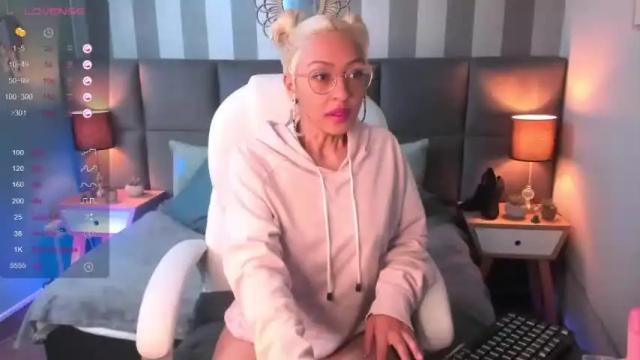 Image 12 of missy_halt Stream on Chaturbate on 18 months ago