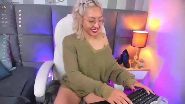 Image 11 of missy_halt Stream on Chaturbate on 17 months ago