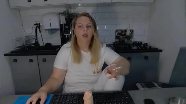 Image 2 of mojjo_erika Stream on Chaturbate on 1 month ago