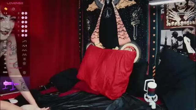 Image 7 of molliunholy Stream on Chaturbate on 2 months ago