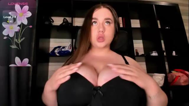 Image 2 of molly_rali Stream on Chaturbate on 4 months ago
