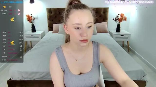 Image 8 of mollycloverr Stream on Chaturbate on 12 months ago