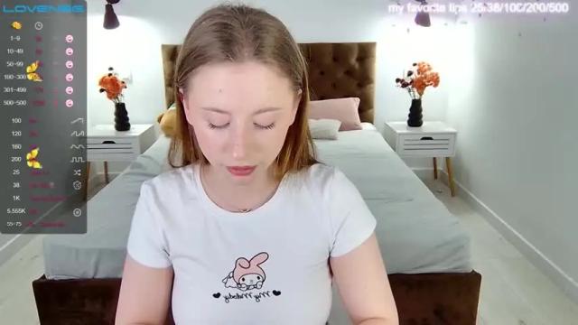 Image 4 of mollycloverr Stream on Chaturbate on 12 months ago