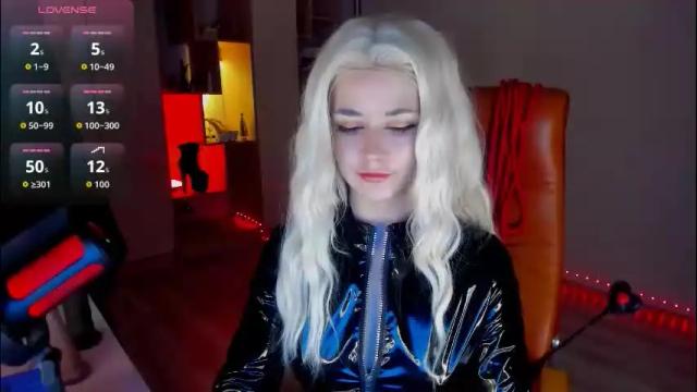 Image 10 of mollyposh Stream on Chaturbate on 10 days ago