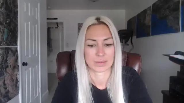 Image 12 of mollyxxxmoans Stream on Chaturbate on 15 months ago
