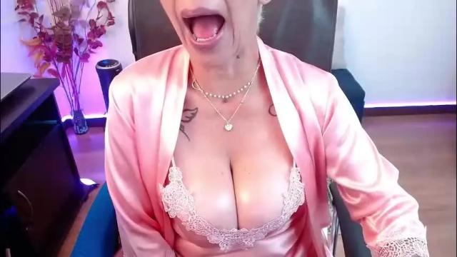 Image 2 of momdevora Stream on Chaturbate on 2 months ago