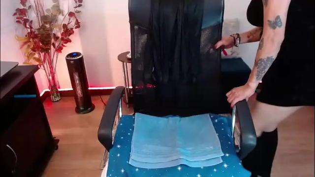 Image 2 of momdevora Stream on Chaturbate on 1 month ago