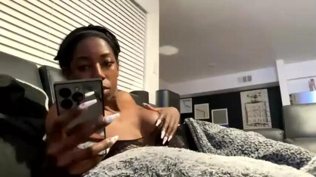 Image 3 of monicalewinskeet69 Stream on Chaturbate on 14 months ago