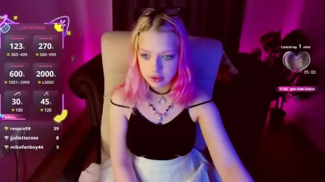 Image 10 of monikamayson Stream on Chaturbate on 15 days ago