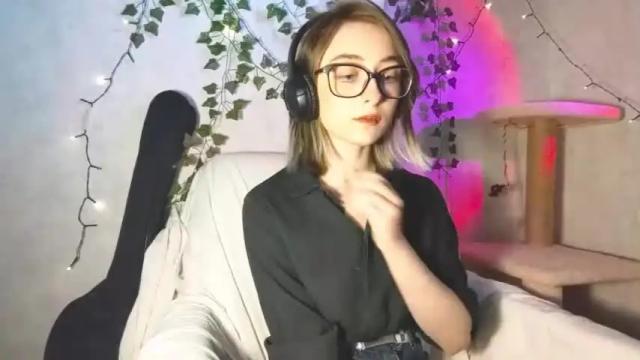 Image 4 of moonlight__lovers Stream on Chaturbate on 15 months ago