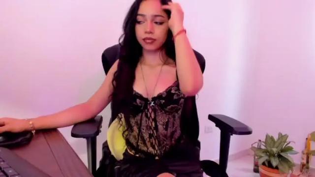 Image 6 of moonmadison Stream on Chaturbate on 16 months ago