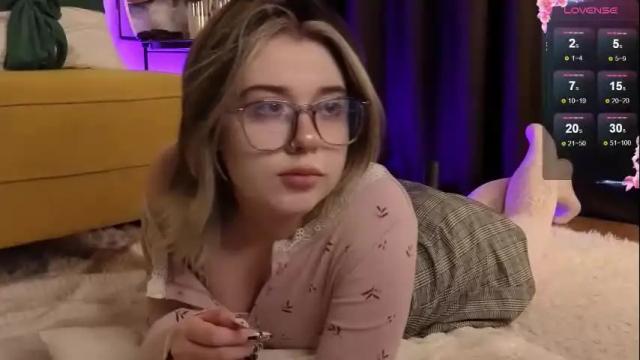 Image 2 of moore_iris Stream on Chaturbate on 1 month ago