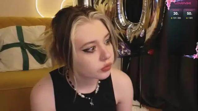 Image 11 of moore_iris Stream on Chaturbate on 4 months ago
