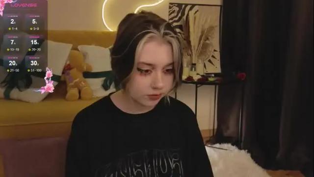 Image 3 of moore_iris Stream on Chaturbate on 4 months ago