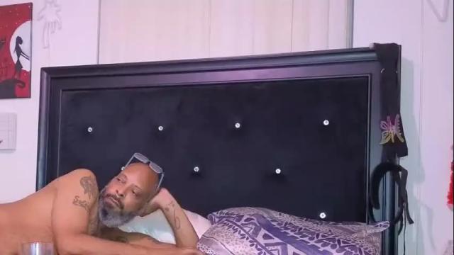 Image 12 of mrandmrscrook Stream on Chaturbate on 2 months ago