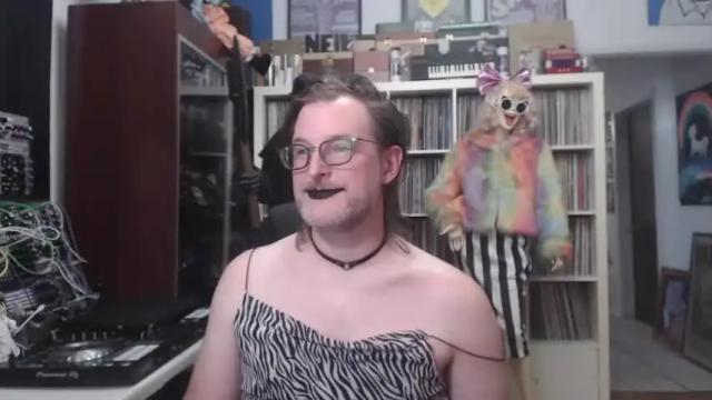 Image 10 of muziknerd Stream on Chaturbate on 22 months ago