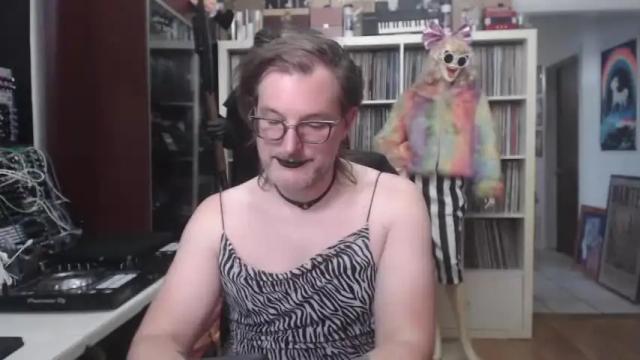 Image 4 of muziknerd Stream on Chaturbate on 22 months ago