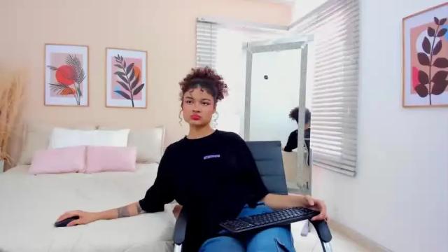 Image 2 of nahomi_curly1 Stream on Chaturbate on 16 months ago