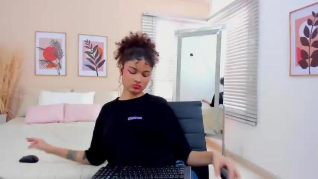 Image 3 of nahomi_curly1 Stream on Chaturbate on 16 months ago