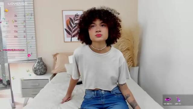 Image 2 of nahomi_curly1 Stream on Chaturbate on 15 months ago