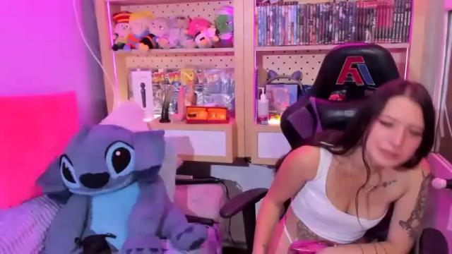 Image 2 of naomi_scott19 Stream on Chaturbate on 22 months ago