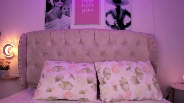 Image 3 of naomikross Stream on Chaturbate on 8 months ago