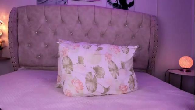 Image 2 of naomikross Stream on Chaturbate on 7 months ago