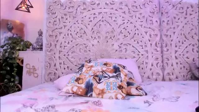 Image 3 of naomikross Stream on Chaturbate on 22 hours ago