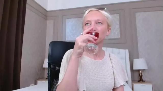 Image 4 of natalie_bitton Stream on Chaturbate on 3 months ago