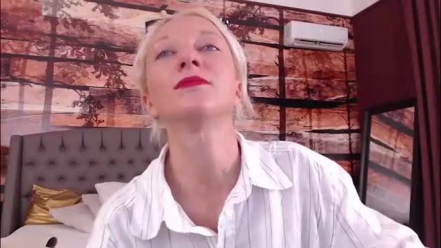 Image 3 of natalie_bitton Stream on Chaturbate on 2 months ago