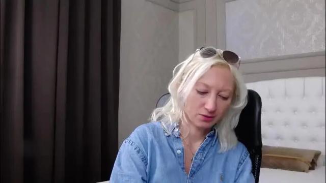 Image 6 of natalie_bitton Stream on Chaturbate on 2 months ago