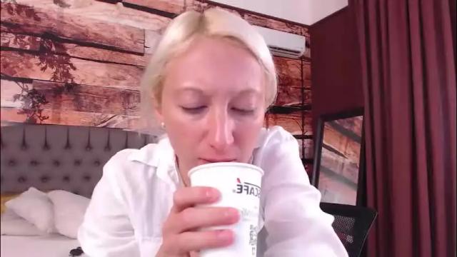 Image 3 of natalie_bitton Stream on Chaturbate on 1 month ago