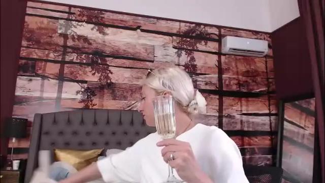 Image 3 of natalie_bitton Stream on Chaturbate on 1 month ago