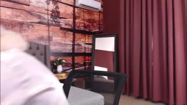 Image 4 of natalie_bitton Stream on Chaturbate on 1 month ago