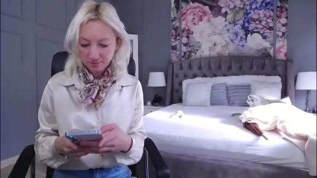 Image 3 of natalie_bitton Stream on Chaturbate on 19 hours ago