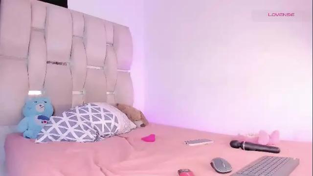 Image 4 of natalie_paris Stream on Chaturbate on 1 month ago