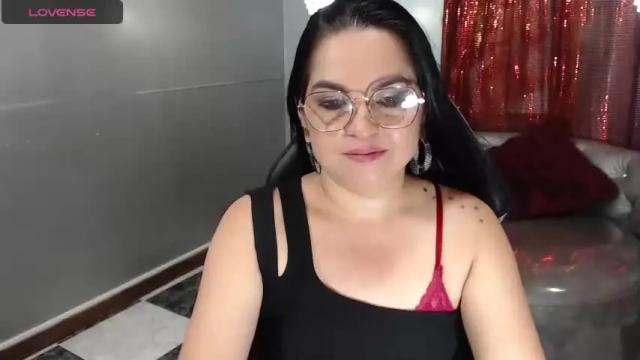 Image 11 of naughty_milfxx Stream on Chaturbate on 19 months ago