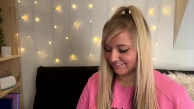Image 12 of naughtynicole98 Stream on Chaturbate on 16 months ago