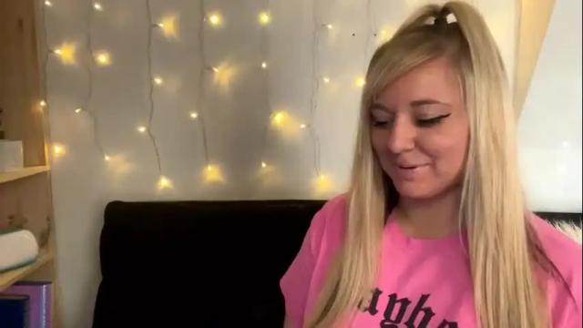 Image 2 of naughtynicole98 Stream on Chaturbate on 16 months ago