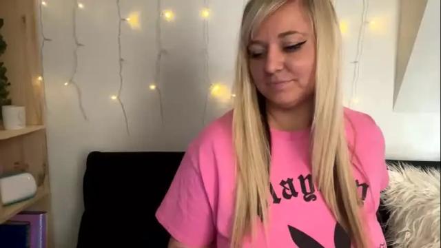 Image 3 of naughtynicole98 Stream on Chaturbate on 16 months ago