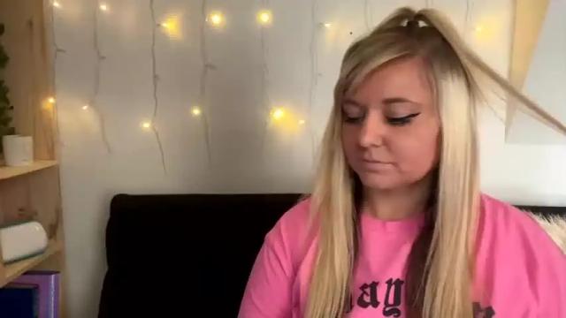 Image 6 of naughtynicole98 Stream on Chaturbate on 16 months ago
