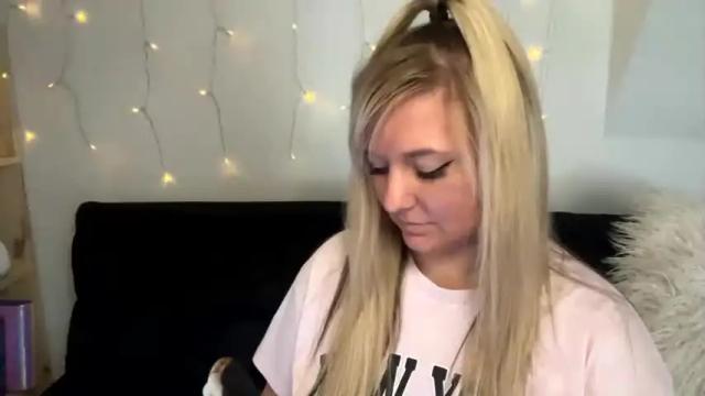 Image 12 of naughtynicole98 Stream on Chaturbate on 14 months ago