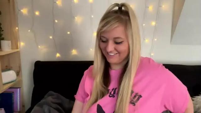 Image 10 of naughtynicole98 Stream on Chaturbate on 14 months ago