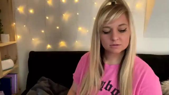 Image 11 of naughtynicole98 Stream on Chaturbate on 14 months ago